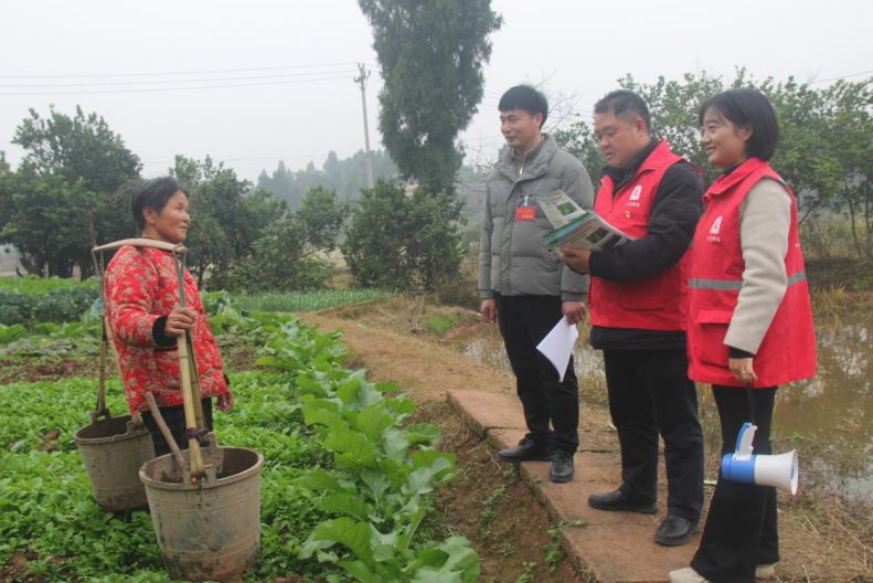 田间地头话安全 乡音乡情筑防线