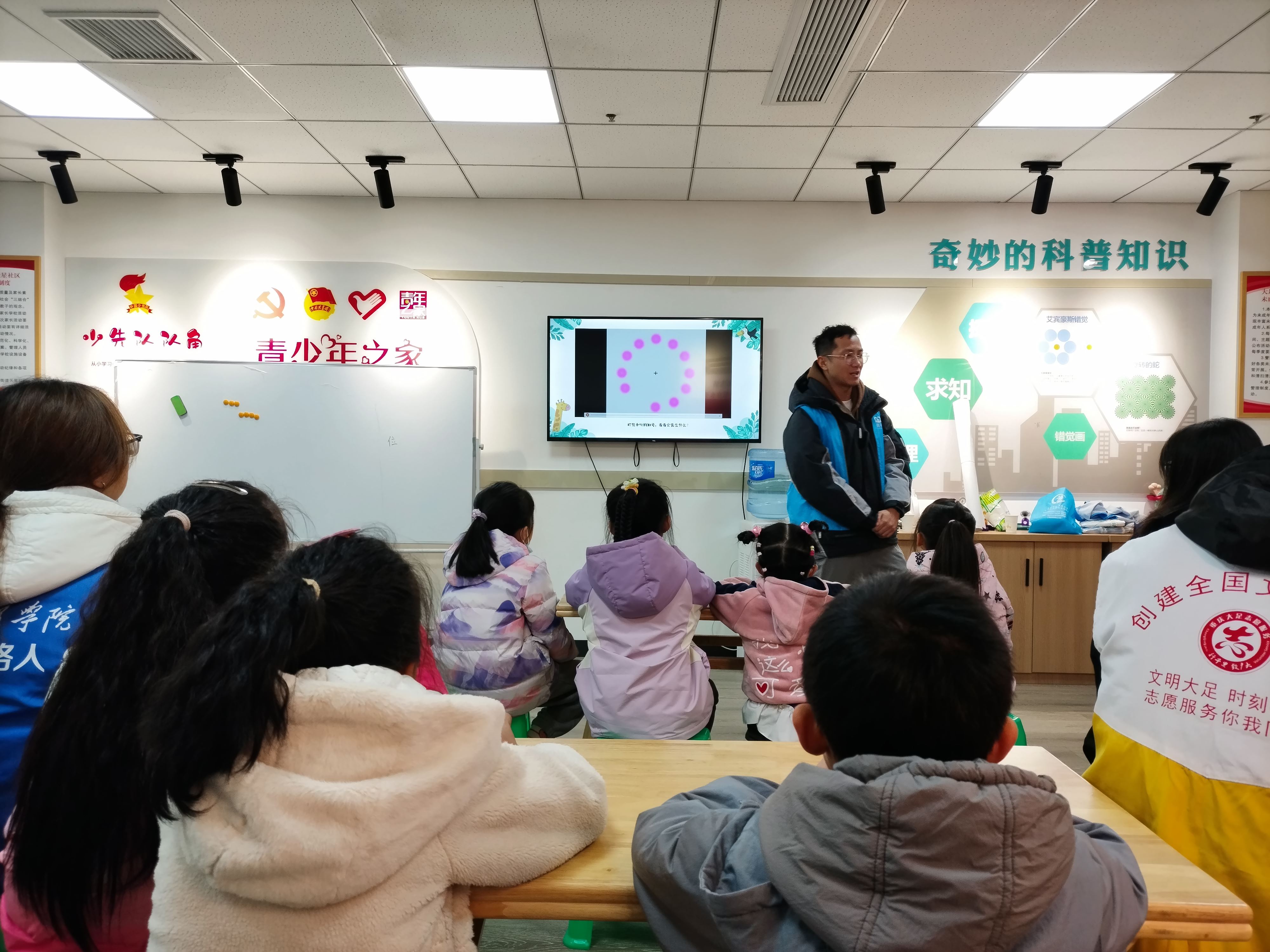 解锁颜色的情感密码，开启色彩心理学团辅活动