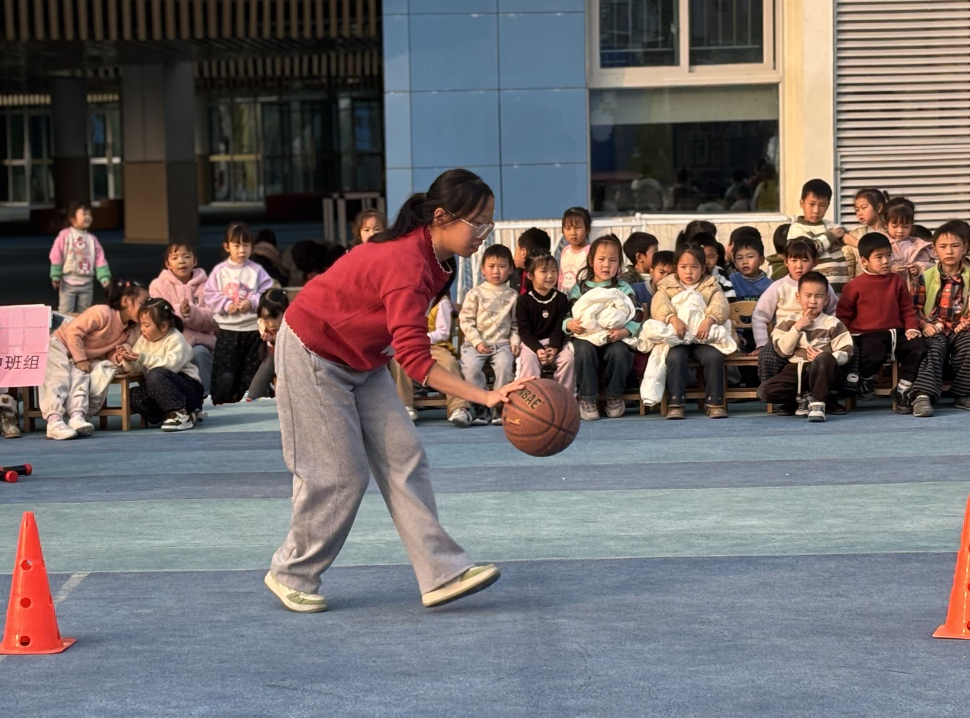 大足区双桥实验幼儿园：冬季职工运动会“童心未泯”展活力