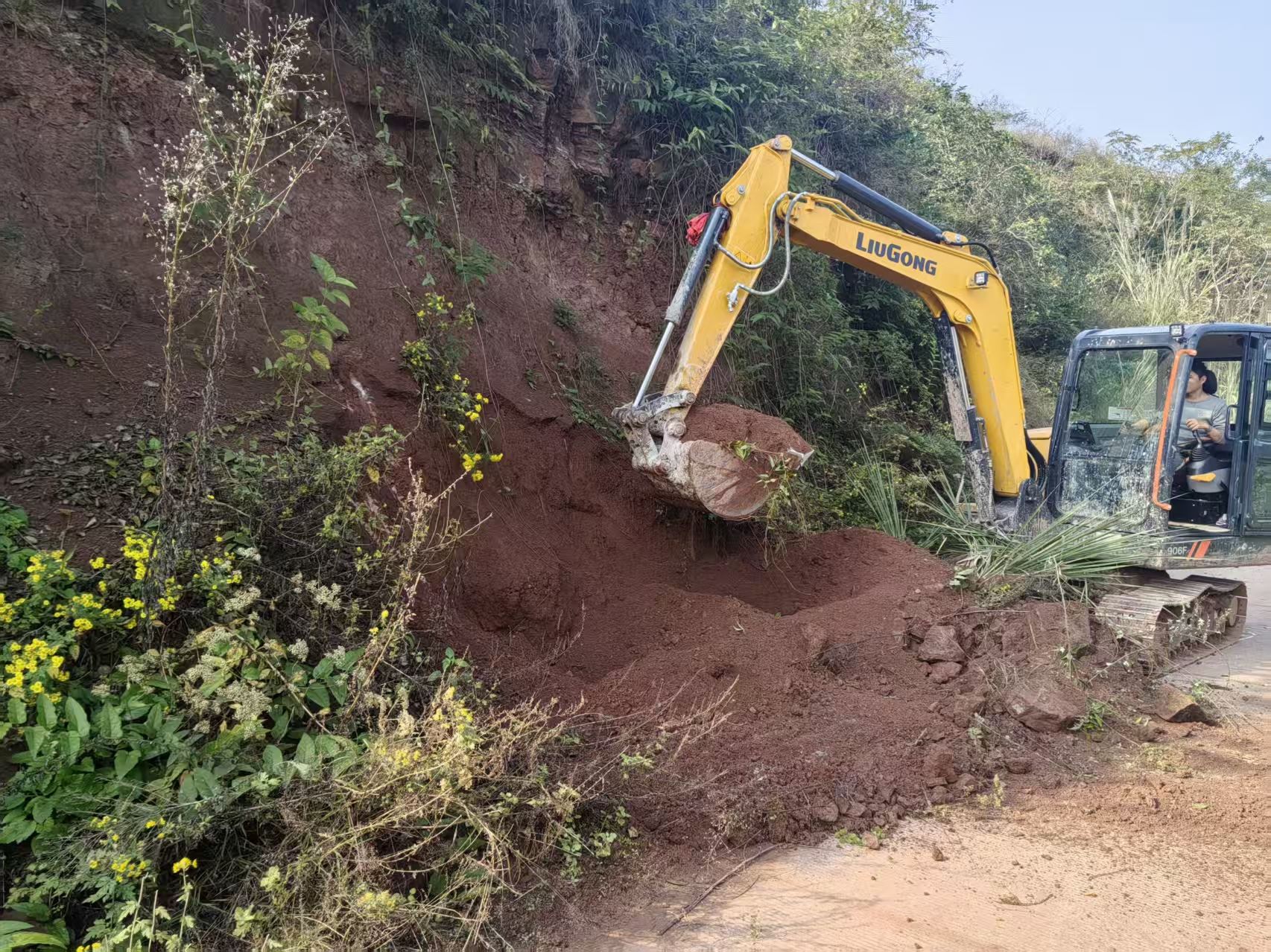 大足区三驱镇：清障保通优民生 实干护航乡村路