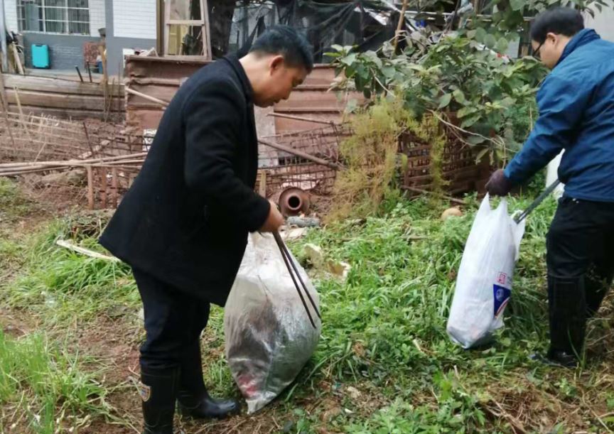 清理道路垃圾，美化乡村环境