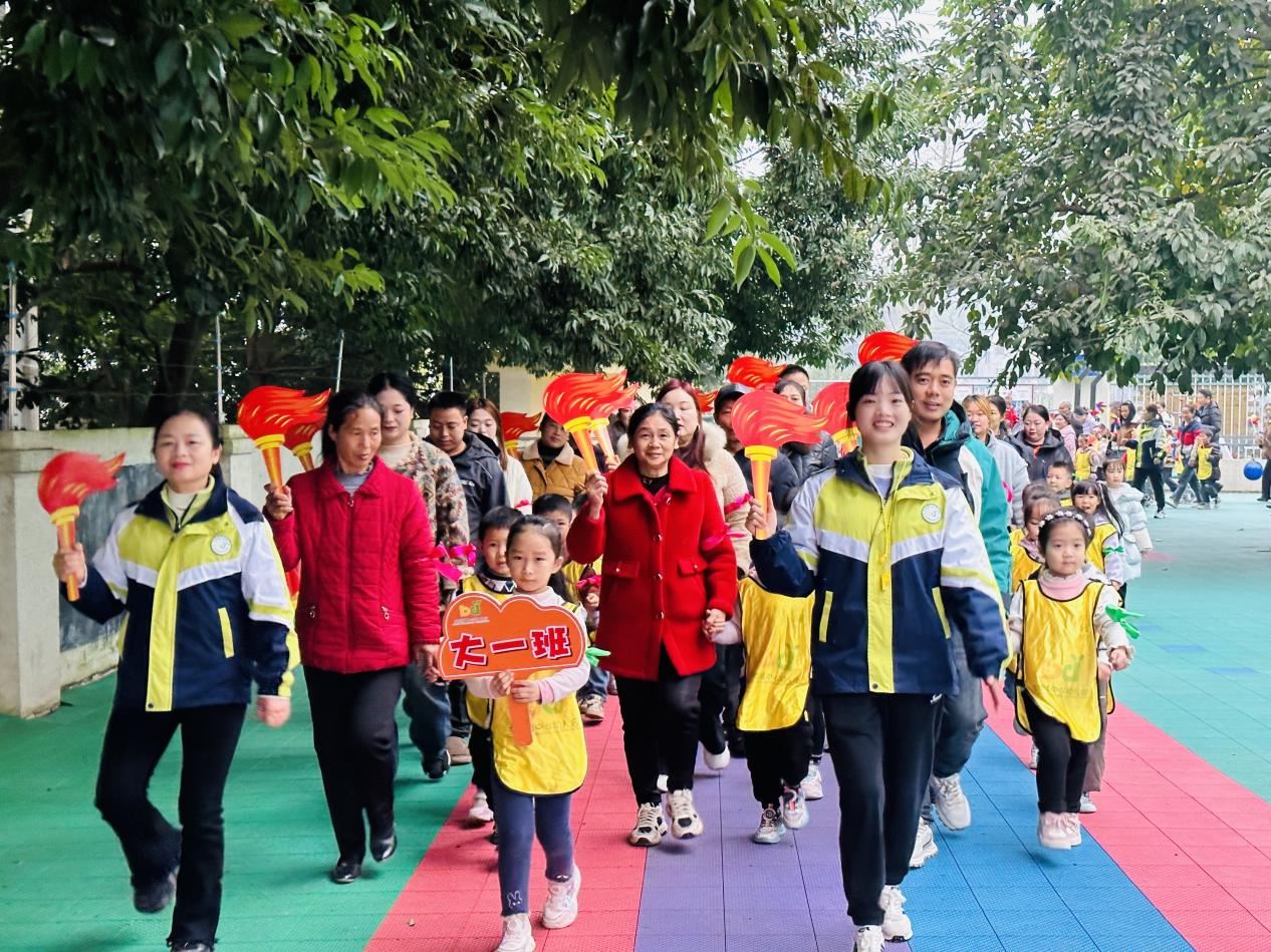 萌娃乐运动，石趣印童年 ——宝顶幼儿园开展亲子趣味运动会