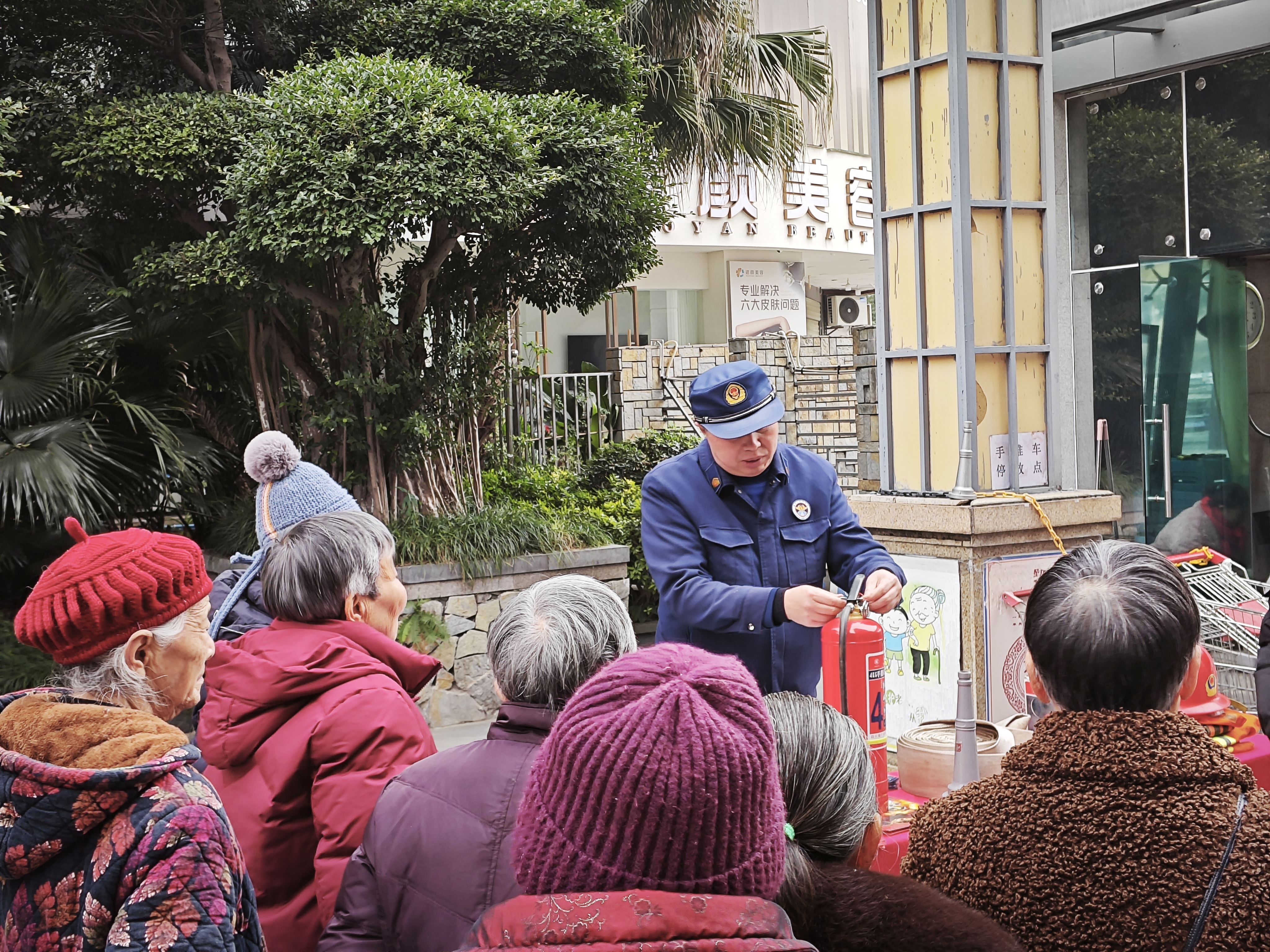“敲门入户”送安全！大足消防讲师团为高层小区定制冬季防火课