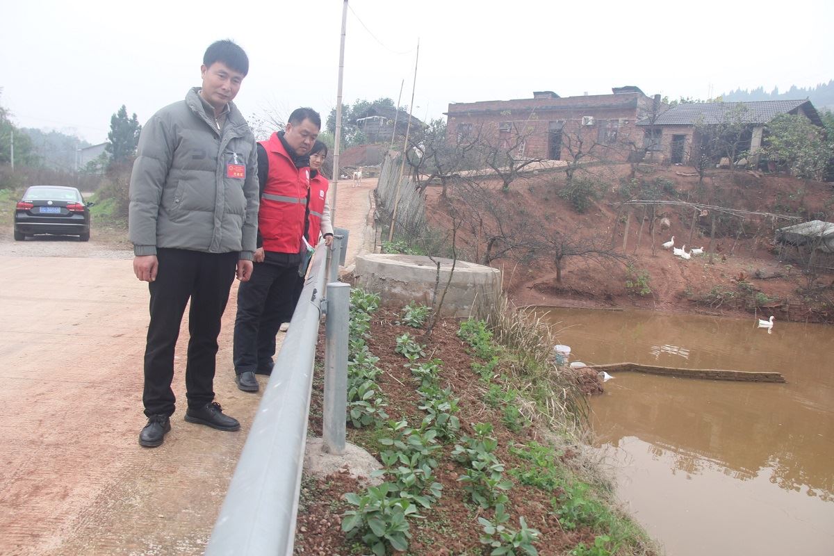 宝兴镇旗团村：检查公路护栏 守护出行安全