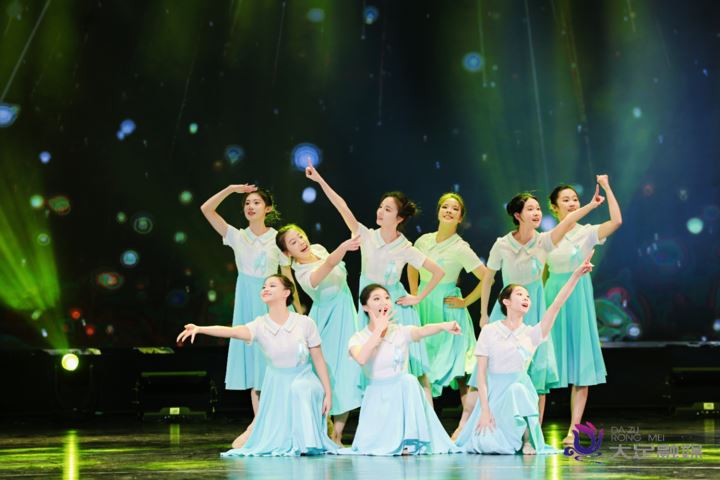 大足区举行庆祝第六个中国人民警察节暨2026年迎新文艺汇演